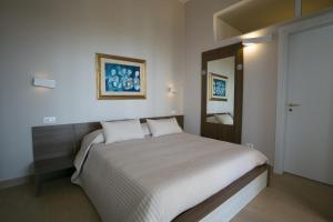 A bed or beds in a room at Temenos Villa by Ortigiaapartments