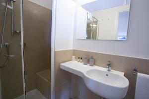A bathroom at Temenos Villa by Ortigiaapartments