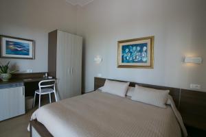 A bed or beds in a room at Temenos Villa by Ortigiaapartments