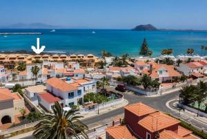 eine Luftaufnahme einer Stadt am Meer in der Unterkunft SeaHaus Fuerte in Corralejo