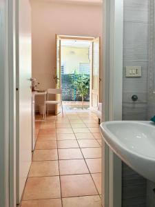 Ένα μπάνιο στο Holihome Room Eight