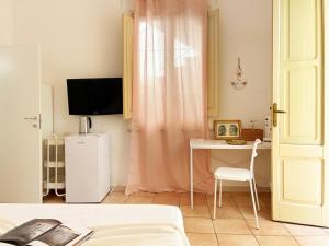 Μια τηλεόραση ή/και κέντρο ψυχαγωγίας στο Holihome Room Eight +16 φωτογραφίες