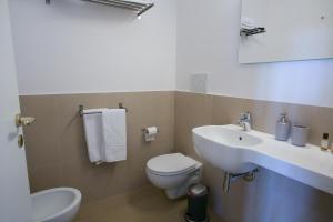 A bathroom at Temenos Villa by Ortigiaapartments Még 37 kép