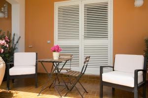 A seating area at Temenos Villa by Ortigiaapartments