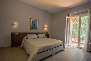 A bed or beds in a room at Temenos Villa by Ortigiaapartments