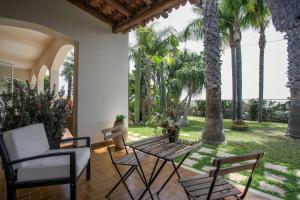 A garden outside Temenos Villa by Ortigiaapartments