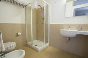 A bathroom at Temenos Villa by Ortigiaapartments