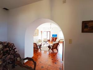 an archway in a living room with a table and chairs at Vue panoramique in Farinole