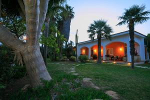 A garden outside Temenos Villa by Ortigiaapartments