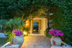 A garden outside Temenos Villa by Ortigiaapartments