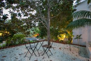 A garden outside Temenos Villa by Ortigiaapartments