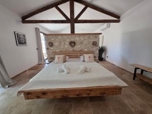 une chambre avec un grand lit avec deux oreillers dans l'établissement Domaine de la Tapie de Bouchet - en Camargue, à Arles