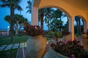 A garden outside Temenos Villa by Ortigiaapartments