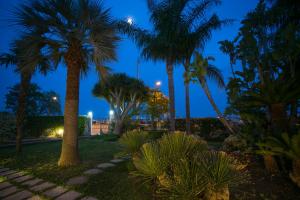 A garden outside Temenos Villa by Ortigiaapartments