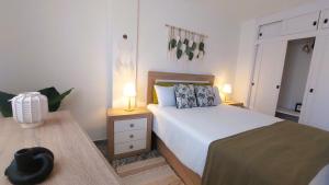 ein Schlafzimmer mit einem Bett und einem Tisch mit zwei Lampen in der Unterkunft Propiedad San Salvador in Mogán