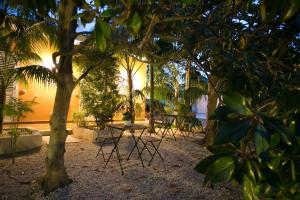 A garden outside Temenos Villa by Ortigiaapartments