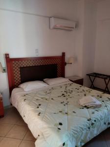 un grande letto in una camera da letto con un grande copriletto di Eden Villa ad Alinda