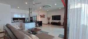 Кухня или мини-кухня в The Sunrise Ocean Villa 22
