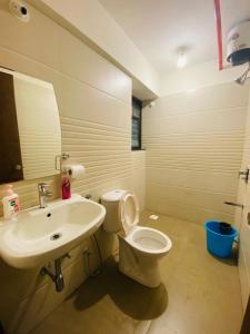 Ένα μπάνιο στο Royal Nest - Viman Nagar -1 km from Airport