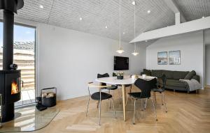 Μια τηλεόραση ή/και κέντρο ψυχαγωγίας στο Nice Home In Otterup With Wifi