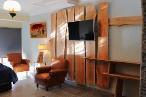 Μια τηλεόραση ή/και κέντρο ψυχαγωγίας στο Quartos e Apartamentos do Patrão