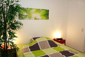 Schlafzimmer mit einem Bett mit Wandgemälde in der Unterkunft business + life apartment ferienwohnung in Ransbach-Baumbach