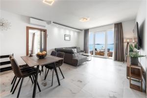 un salon avec une table et un canapé dans l'établissement Amazing beach villa Becir stay - Molunat near Dubrovnik, à Molunat