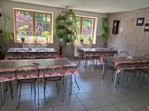 Reštaurácia alebo iné gastronomické zariadenie v ubytovaní Agroturystyka OdważnyTeam