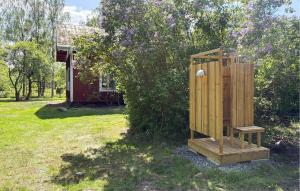 Arkösundにある4 Bedroom Gorgeous Home In Vikbolandetの庭の木の隣の木造離れ