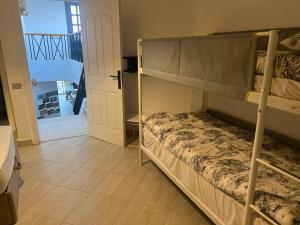 سرير أو أسرّة في غرفة في 3BR Duplex with Private Rooftop in Ein Bay