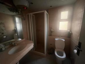 حمام في 3BR Duplex with Private Rooftop in Ein Bay