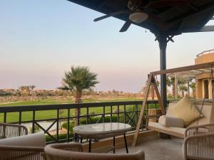 شرفة أو تراس في 3BR Duplex with Private Rooftop in Ein Bay