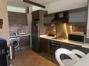 مطبخ أو مطبخ صغير في 3BR Duplex with Private Rooftop in Ein Bay
