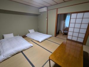 Llit o llits en una habitació de 富士たから荘 旭日館