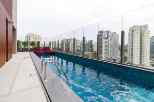 a swimming pool on the roof of a building at Atmosfera 360 - Metrô Brooklin, Berrini e Consulado Americano in Água Boa