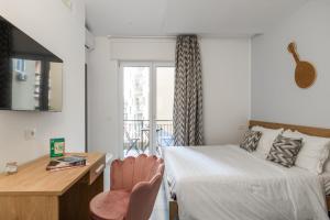 Postel nebo postele na pokoji v ubytování Salvator Rosa Rooms - Di fronte alla Metro, Terrazza & Self Check in