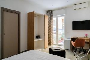 TV a/nebo společenská místnost v ubytování Salvator Rosa Rooms - Di fronte alla Metro, Terrazza & Self Check in