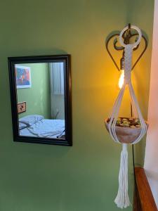een kamer met een spiegel, een licht en een lamp bij Loft Lampião in Campina Grande +16 foto's