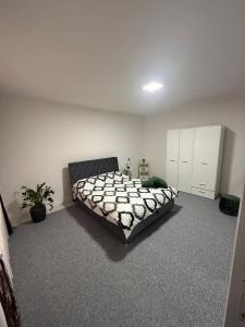 Un dormitorio con una cama grande en una habitación. en Renoviran i novo namješten Apartman, en Velika Kladuša