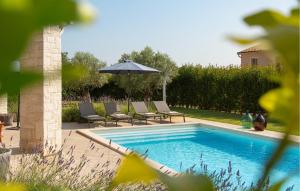 Bazén v ubytování Villa Corinne nebo v jeho okolí + 21 fotografií