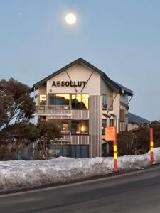 マウント・ホッサムにあるAbsollut 09の道路脇に看板のあるアパート
