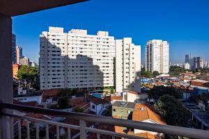 a view of a city with tall white buildings at Atmosfera 360 - Metrô Brooklin, Berrini e Consulado Americano in Água Boa