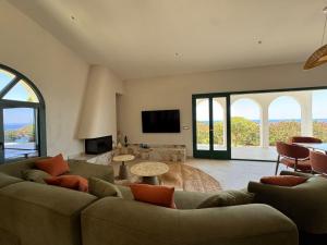 TV a/nebo společenská místnost v ubytování Xenia Sea view Villa