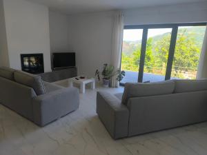 ein Wohnzimmer mit zwei Sofas und einem Fernseher in der Unterkunft Casa Sambinho II Bela Vista in Rio Caldo