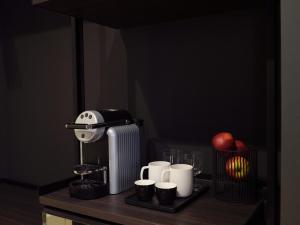 a coffee maker and cups on a table at San Domenico in Ravenna