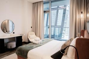 Ένα ή περισσότερα κρεβάτια σε δωμάτιο στο Downtown Suite l Elegant 1BR with Canal & City View l Central l Near Dubai Mall +51 φωτογραφίες