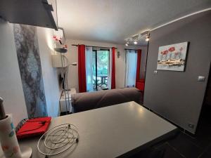 Photo de la galerie de l'établissement Beau studio à Six-Fours-les-Plages à 150 m de la mer, à Six-Fours-les-Plages