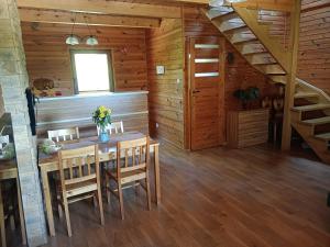 シフィエンタ・カタジナにあるDomki Bursztynのダイニングルーム(テーブル付)、ログキャビン内の階段 +37枚の写真