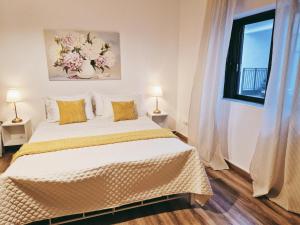 sypialnia z łóżkiem, 2 lampami i oknem w obiekcie Cloud9Rest & Fly w mieście Koropi