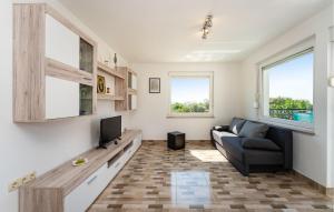 Televisyen dan/atau pusat hiburan di Cozy Home In Polaca With Wifi